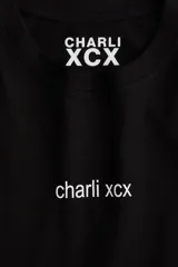 Remera de corte oversized confeccionada en algodón, con cuello redondo acanalado y hombros caídos. Presenta un estampado minimalista con el texto 'charli xcx' en el centro del pecho.