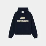 Hoodie Eme Studios modelo Pidgey Navy, de corte oversize, confeccionado en tejido texturizado azul marino con capucha y bolsillo tipo canguro. Cuenta con el logotipo y la inscripción de la marca en relieve de corderito en color blanco en el centro del pecho.
