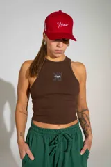 Musculosa de algodón elastizado color marrón, con diseño ajustado al cuerpo y estampa frontal pequeña.