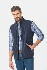 Chaleco de abrigo confeccionado en tejido polar, con cierre frontal completo, cuello alto y bolsillo vertical en el pecho con logo bordado en contraste.