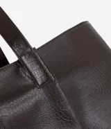 Cartera tipo shopper grande de la marca Satinato, confeccionada en poliuretano con textura tipo crocco. Presenta un diseño en forma de trapecio invertido con asas dobles estructuradas para llevar al hombro o en la mano, cierre principal por cremallera y detalles en metal color dorado claro.