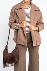 Campera de mujer color marrón claro, con textura de tejido bouclé o lana, cuello solapa ancho y cierre frontal asimétrico tipo biker.