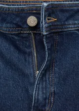 Jeans de tiro alto con corte culotte y pierna ancha. Presentan un diseño de cinco bolsillos, cierre frontal con cremallera y botón, y bajo deshilachado.
