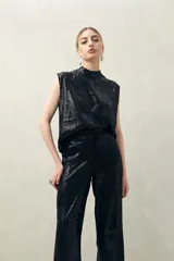 Pantalón ancho negro con acabado de lentejuelas.