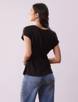 Remera de lino color negro, marca Zac & Rachel. Escote en V con abertura y botones. Delantera con frunce.