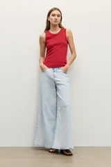 Top de canalé color rojo, sin mangas, con escote redondo y ajuste al cuerpo.