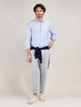 Camisa oxford de hombre color verde menta, con corte regular fit, cuello buttondown y manga larga con puño simple. Presenta cierre frontal de botones y pequeño logo bordado en el pecho.