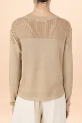 Blusa de punto fino color taupe con diseño de textura acanalada en mangas y hombros, cuello redondo y corte recto.
