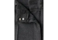 Pantalón de vestir negro de corte recto y tiro medio, con bolsillos laterales y trabillas para cinturón. Incluye un cinturón delgado a juego.