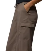 Pantalón cargo de mujer de corte ancho y relajado, color marrón, con cintura elástica ajustable con cordón y bolsillos laterales cargo.