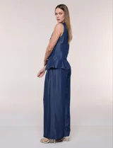 Chaleco de lyocell color azul, con escote redondo, sin mangas, cierre frontal con botones metálicos y bolsillos en la cintura.