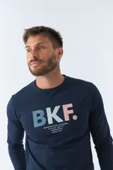 Remera gris de manga larga con cuello redondo y estampado frontal con las letras "BKF" en azul y negro.