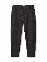 Pantalón sastrero de pana en color negro, con tiro bajo y calce relajado. Presenta cierre frontal con botones a la vista y bolsillos laterales.
