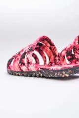 Sandalias planas con capellada de algodón estampada con diseño batik en tonos rosa y negro. Suela de neumáticos reciclados.