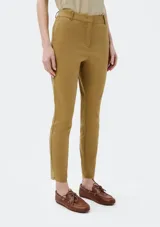 Pantalón sastrero de corte recto y ajuste entallado, con cintura de tiro medio, cierre frontal con botón y bolsillos laterales.