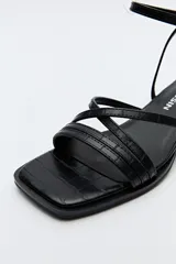 Sandalias de vestir color peltre con tiras finas, taco medio cuadrado y pulsera al tobillo con hebilla.