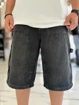 Bermuda de jean estilo carpintero, color celeste, con bolsillos laterales amplios, presilla para herramientas y diseño amplio de corte oversize.