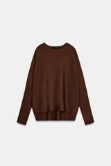 Jersey de punto con cuello redondo y manga larga, diseñado con un cuerpo amplio estilo capa y sisa ancha.