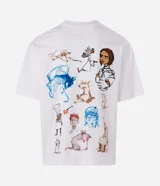 Remera de corte boxy color blanco, con cuello redondo y manga corta. Presenta un estampado artístico en la espalda con diversos personajes y elementos de la película Ratatouille.