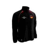 Buzo deportivo negro con cierre frontal parcial, cuello alto y mangas largas. Presenta detalles en rojo y naranja en los hombros, el logo de la FIFA World Cup 26 en el pecho y el escudo de Alemania.