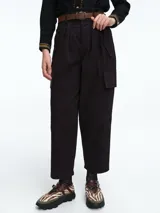 Pantalón cargo de silueta relajada, color negro, con bolsillos laterales aplicados y cintura alta con cinto incluido.