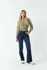 Blusa de manga larga con estampado floral pequeño en tonos verdes. Presenta escote en V con detalle de lazo, cintura fruncida y puños elásticos, ofreciendo un ajuste entallado en la parte inferior y holgado en las mangas.