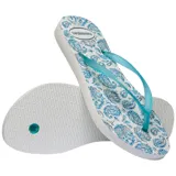 Chancletas Havaianas modelo Slim Daydream, con estampado paisley en tonos azules sobre base blanca y tiras finas de PVC en color celeste.