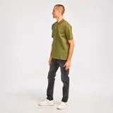 Remera tipo polo color verde oliva, de piqué, con logo bordado en el pecho y mangas cortas.