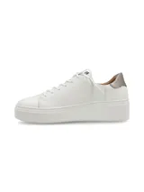 Sneaker de cuero graneado color blanco con suela elevada y detalle plateado en el talón, de diseño minimalista y cordones al tono.
