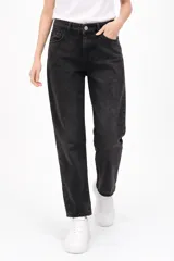 Pantalon jean de corte barrel y tiro medio, con diseño de cinco bolsillos y cierre frontal con botón y cremallera.