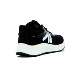 Championes de running para hombre, color negro con suela blanca gruesa y logo lateral en forma de '7' estilizado en color celeste claro.