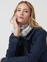 Pashmina de seda y cashmere estampada en blanco y azul marino, con diseño de texto y rayas.