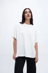 Remera azul marino de corte holgado y mangas cortas.