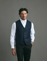 Camisa de vestir blanca de manga larga, con cuello clásico, cierre frontal de botones y bolsillo en el pecho.