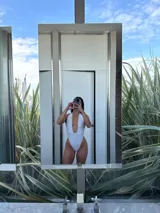 Malla entera blanca de encaje con forro, espalda descubierta y corte tipo tanga.