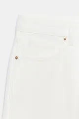 Jeans de mezclilla en color negro gastado, tiro bajo, corte de pernera recta y diseño clásico de cinco bolsillos con cierre frontal de cremallera y botón metálico.