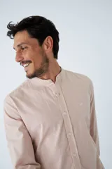 Camisa Mistral de manga larga con cuello mao, confeccionada en algodón con textura tipo lino. Presenta cierre frontal abotonado y logo bordado en el pecho.