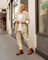 Botinetas de cuero vacuno con textura tipo reptil en color marrón chocolate. Presentan un diseño de caña media con cierre posterior, puntera redondeada y suela de goma con taco cuadrado robusto.