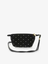 Cartera pequeña tipo monedero de cuero color marrón oscuro, con forma trapezoidal y cierre superior dorado. El cuerpo está decorado con tachas metálicas doradas. Incluye una correa de muñeca y una correa larga para usar como bandolera.