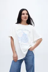 Remera celeste con estampado de limones y texto en amarillo.