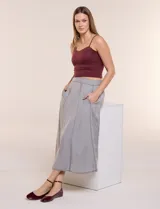 Falda midi color gris de lyocell, con cintura alta, costuras verticales decorativas, bolsillos laterales y corte acampanado.