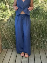 Pantalón ancho de lino azul con cintura elástica y cordón ajustable.