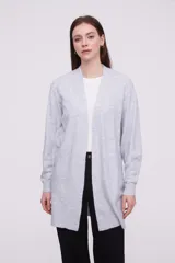 Saco abierto de punto, color gris claro, con diseño holgado y mangas largas.