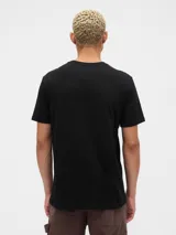 Remera de algodón color negro, de corte clásico, con cuello redondo, mangas cortas y logo de la marca bordado en el centro del pecho.