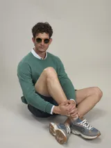 Sweater azul marino de punto con cuello redondo y mangas largas.