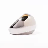 Anillo plateado con forma redondeada.