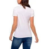 Remera de cuello en V color blanco, con mangas cortas y estampa frontal con el logo de la marca en color rosado.