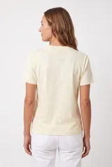 Remera celeste de manga corta y cuello redondo, de corte clásico y liso.
