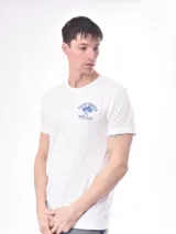 Remera blanca de algodón con cuello redondo y estampado azul en el pecho con la inscripción "Saint-Tropez Tennis Club".