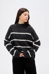 Sweater de punto con diseño de rayas horizontales en contraste, cuello alto y corte holgado con mangas largas.